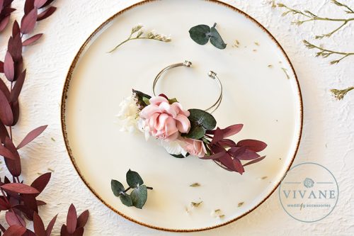koszorúslány csuklódísz fahéj rózsaszín virágokkal