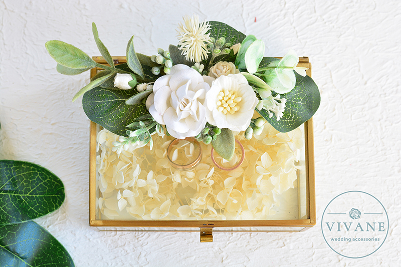 arany gyűrűtartó doboz fehér virágokkal