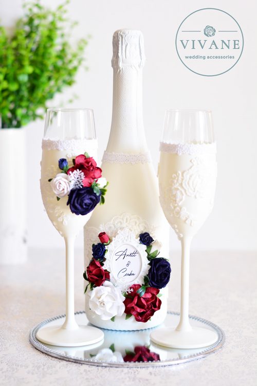 esküvői pezsgőspohár burgundi és éjkék virágokkal